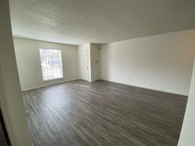 Foto del edificio - 2 bedroom/1 bath condo with off-street par...
