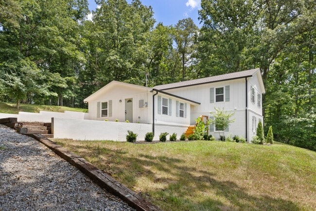 Foto del edificio - Four Bedroom Four Bath Home