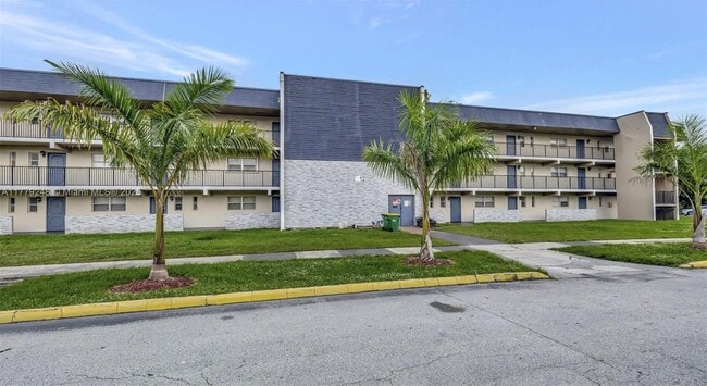 Foto del edificio - 7960 Colony Cir N