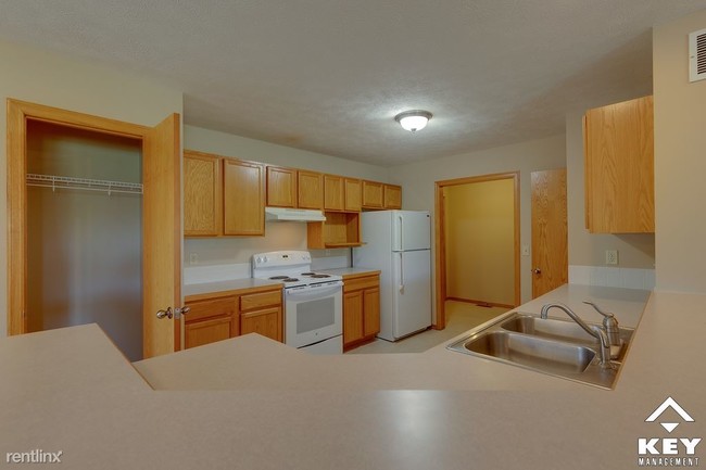 Building Photo - 3 br, 2 bath Townhome - 571 N Bristol Ct
