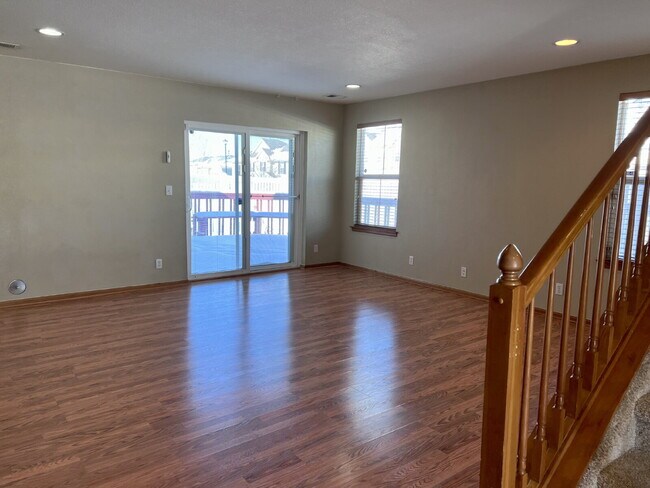 Foto del edificio - Beautiful 3 Bed/2.5 Bath End Unit Two-Level Townhome! Wonderful Deck off Living Room with backyar...