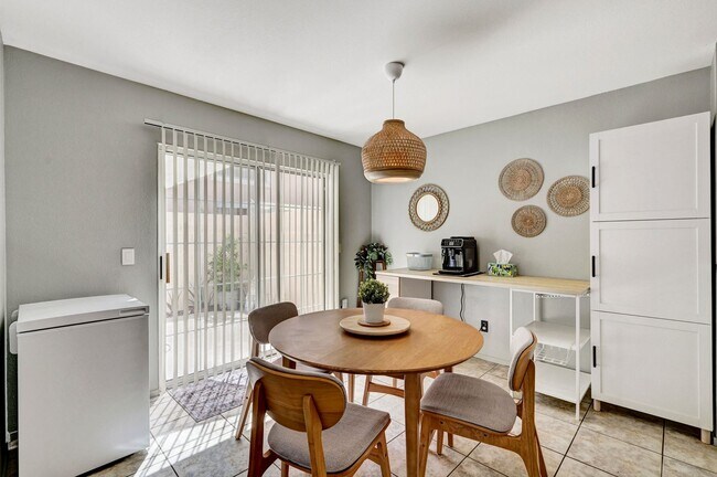 Foto del edificio - 2 Bedroom Condo w/ Patio & 1 Car Attached Garage