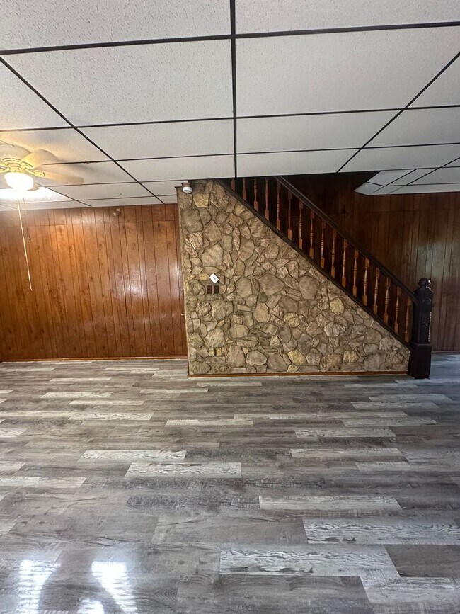 Foto del edificio - Large 3 bed, 2 full bath