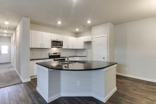 Foto del edificio - GORGEOUS 3 BEDROOM DUPLEX LOCATED IN MIDLO...