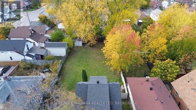 Building Photo - UPPER UNIT - 4765 SECOND AVENUE