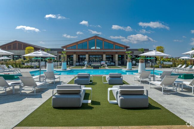 Piscina y patio al aire libre estilo resort - Liberty Grand Communities