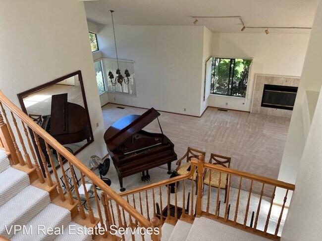 Building Photo - 3 br, 2.5 bath House - 13708 Campus Drive