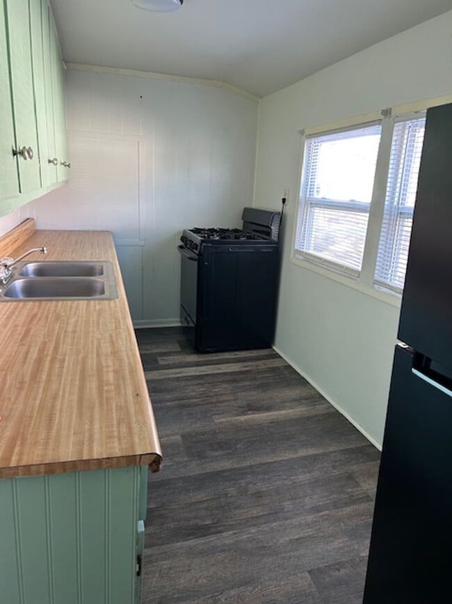 Building Photo - 1007 E Madison St