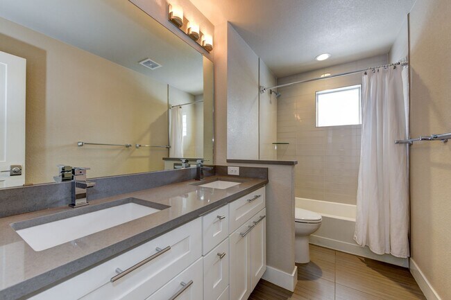 Building Photo - Beautifully and Modern 4bd,4ba Home W/ Hot...