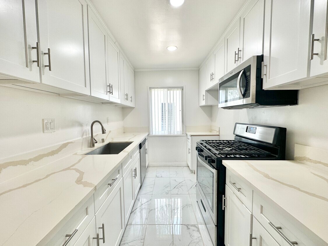 Foto principal - 6337 Whitsett Ave