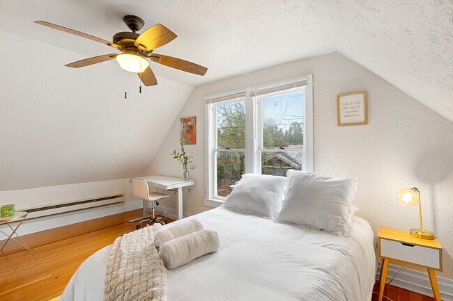Large spacious bedroom - 1217 SE Rhone St