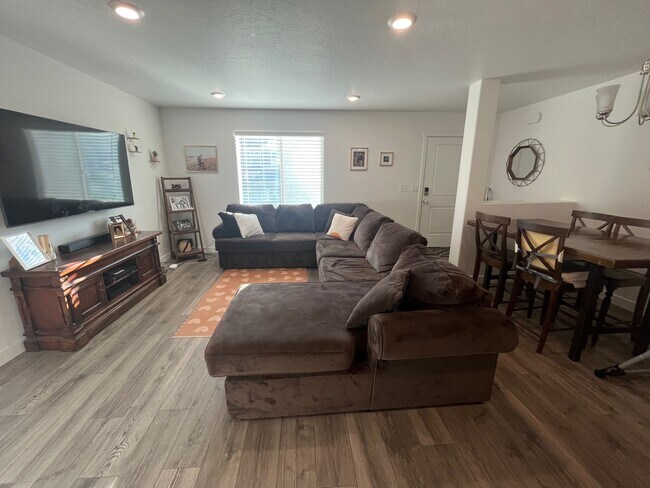 Building Photo - 2804 N Airmen Ave