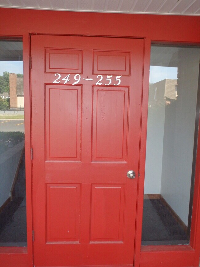 Foto del edificio - 249 High Path Rd