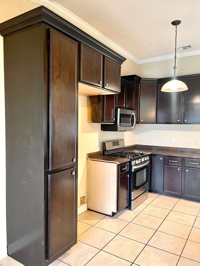 Building Photo - 4 bedrooms and 2 bathrooms in the New Terr...
