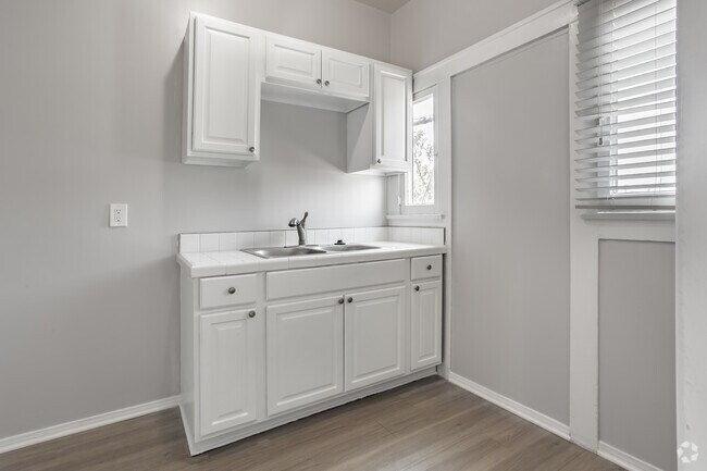 0BR, 1BA - 400 SF #206 - 5171 Marathon St.
