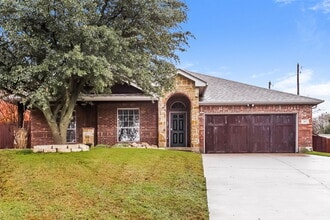 Building Photo - 207 Carriage Dr