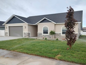 Building Photo - 2430 Lotus Ave