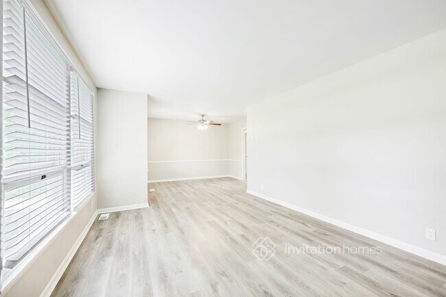 Foto del edificio - 562 Whispering Hills Dr