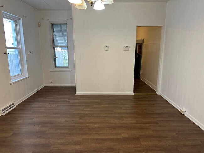 Building Photo - Beautiful 5 bedroom 2 bath Reading home