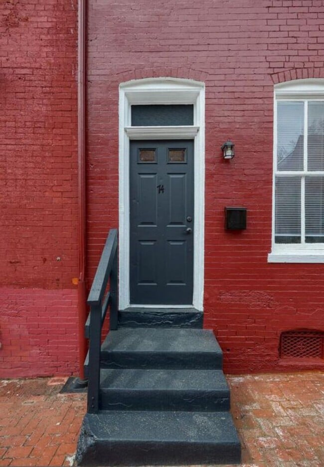 Building Photo - Stunning Historic 4bed Brick Row