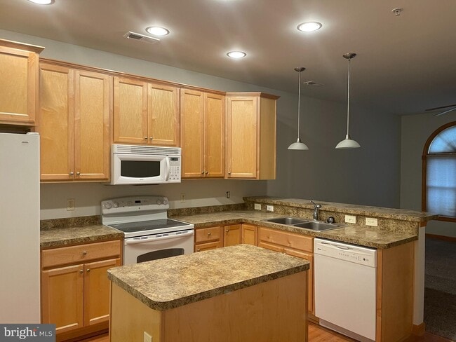 Building Photo - 22565 Chickadee Circle