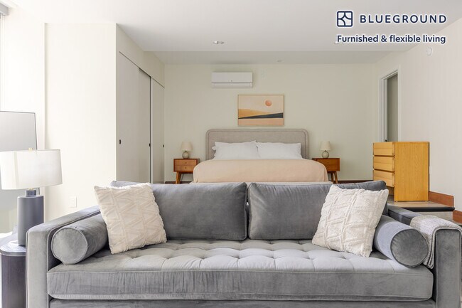 Foto del edificio - 110 W Ocean Blvd