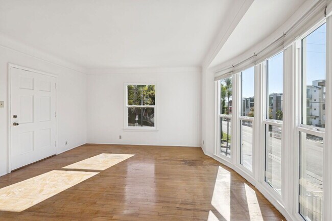 Foto del edificio - 1556 S Beverly Glen Blvd