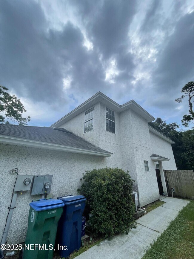 Foto del edificio - 2211 Rosewood Dr