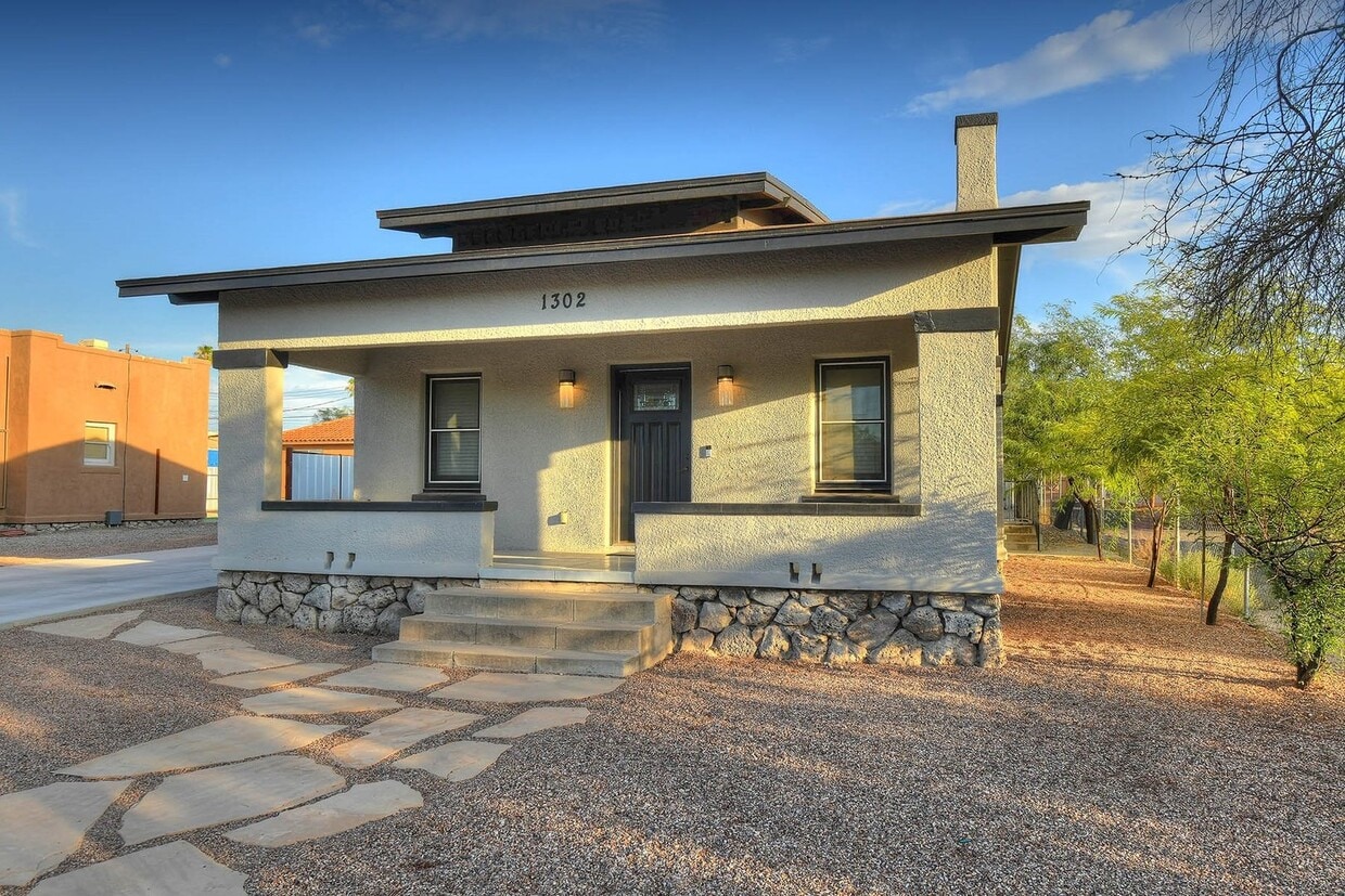 PRE-LEASE AUGUST 2026 - 4/4 HOUSE 3 BLOCKS FROM UA - PRE-LEASE AUGUST 2026 - 4/4 HOUSE 3 BLOCKS FROM UA