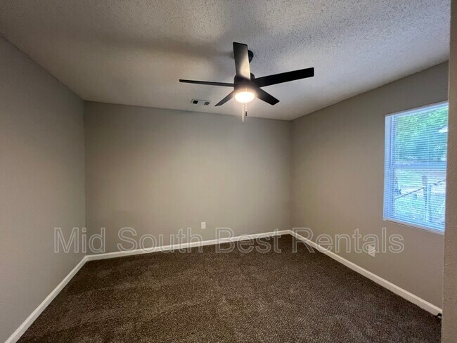 Foto del edificio - 56 W Rollins Rd