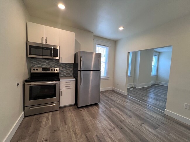 Building Photo - Internet included- 2BR apartment with office!