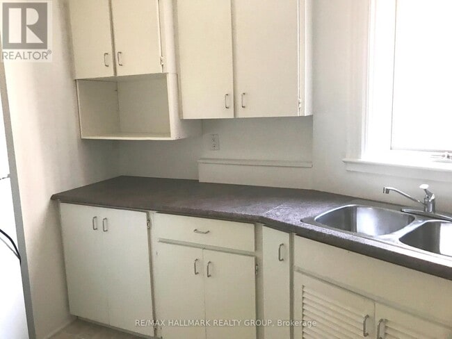 Building Photo - 421 Lisgar St