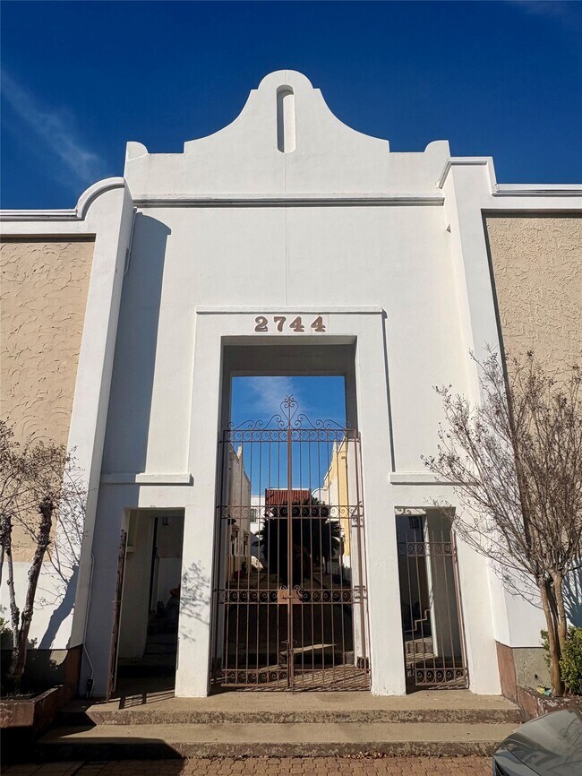 Building Photo - 2744 Briarhurst Dr
