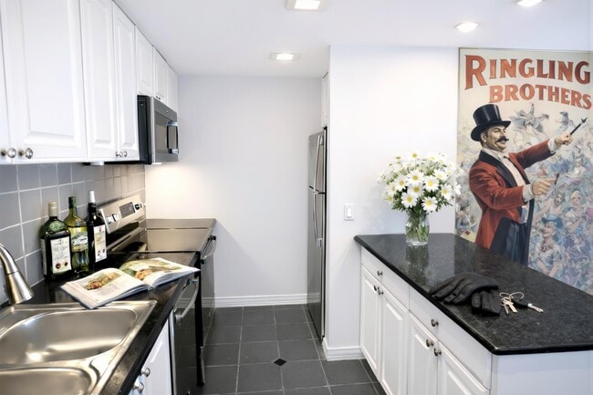 Building Photo - 555 S Old Woodward Ave