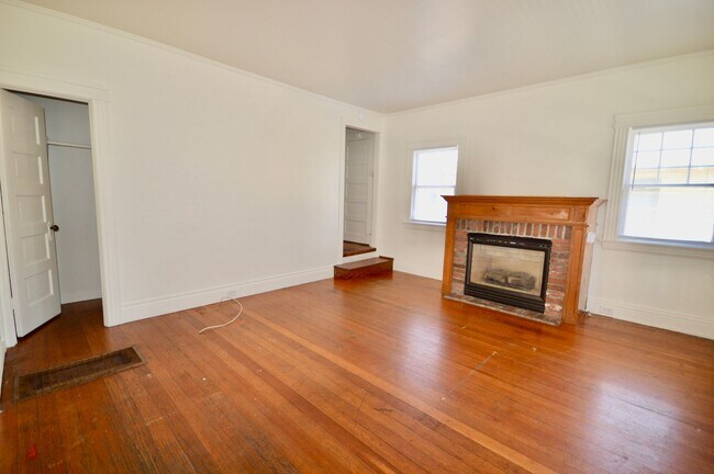 Building Photo - Long Beach Craftsman 3 Bedroom Home