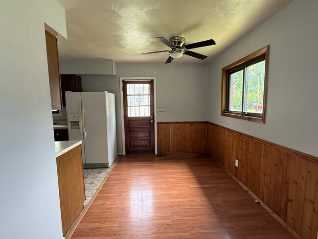 Foto del edificio - Spacious three bedroom one bath located on the southside.