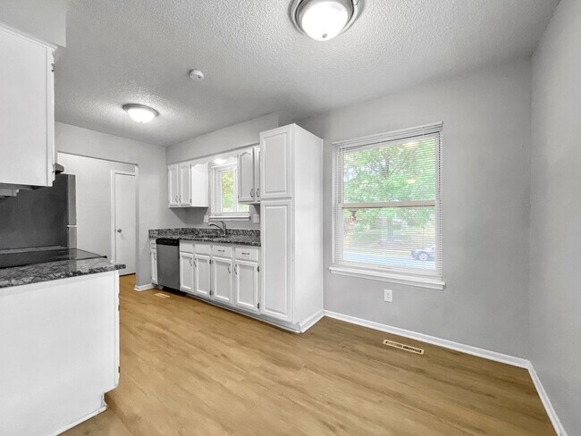 Building Photo - 3BR/2BA | Great Single Family Home | 2-Car Covered Parking | Fenced backyard!