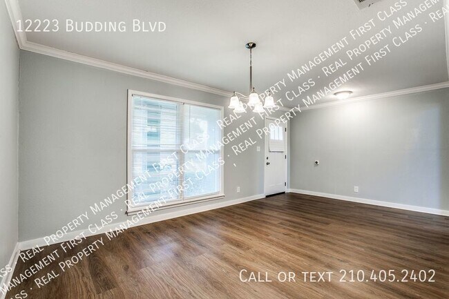 Building Photo - Conveniently located open concept home