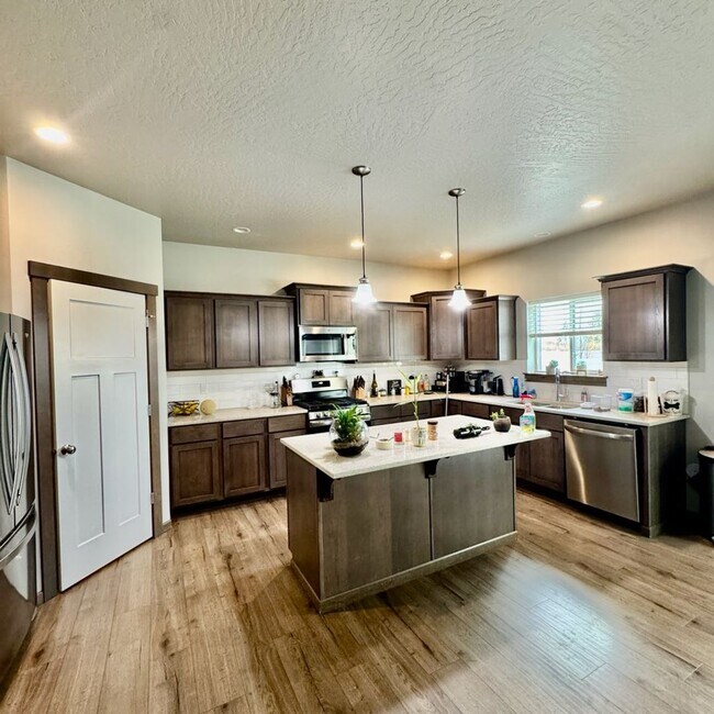 Building Photo - Beautiful 4 bedroom home