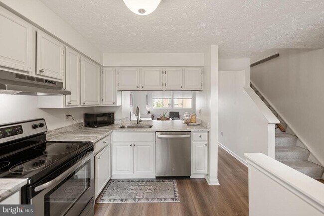 Foto del edificio - 8550 Blue Rock Ln