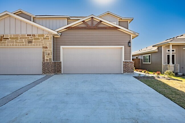 Foto del edificio - AVAILABLE NOW! GORGEOUS 4 BEDROOM DUPLEX L...