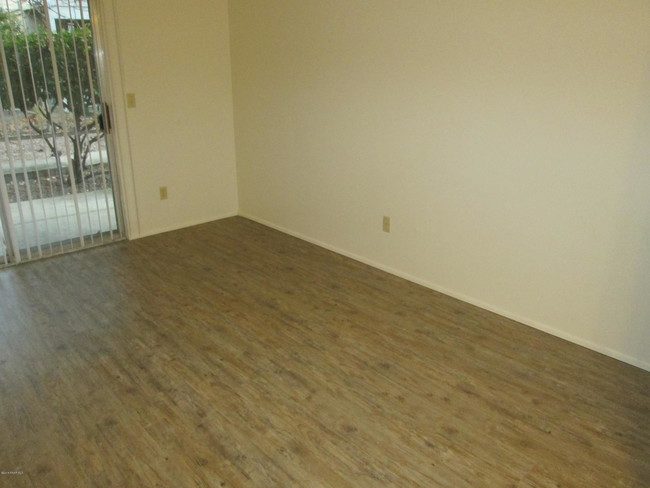 Foto del edificio - 220 W Merritt St