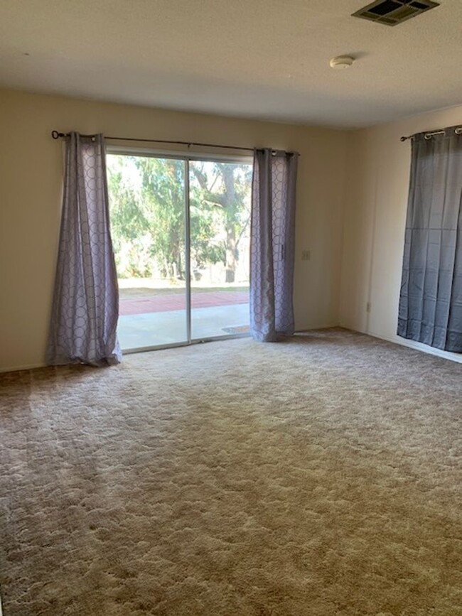 Building Photo - Spacious Duplex in South Redlands with Poo...