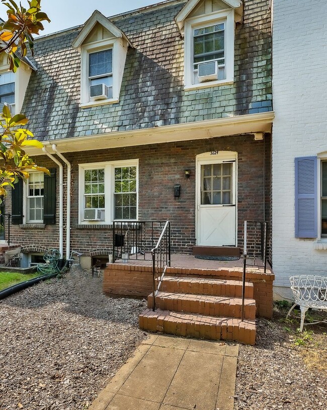 Building Photo - NW Rowhouse Near Georgetown University & H...