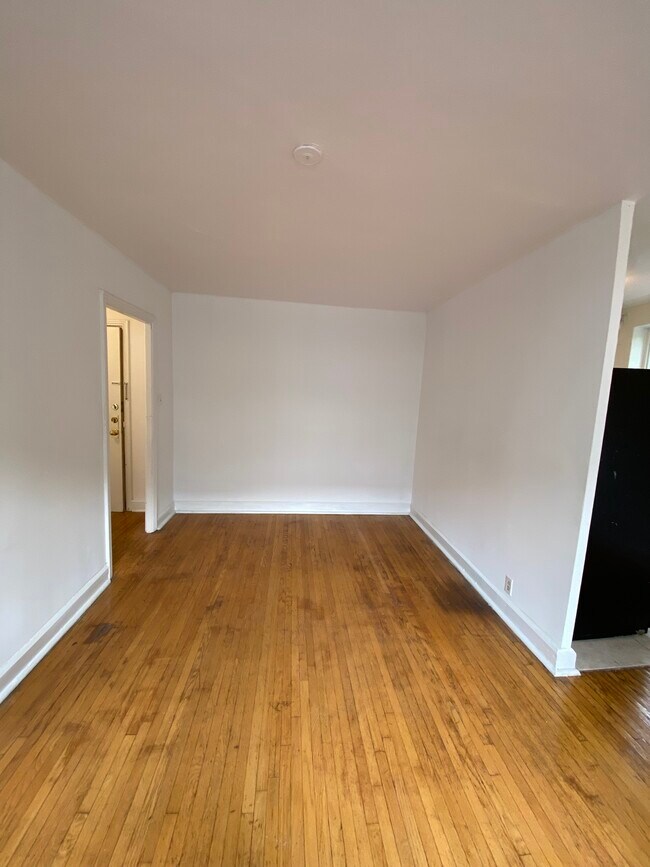 Photo du bâtiment - Beautiful 1 bedroom on Yonge Street