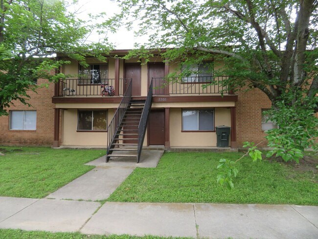 Foto del edificio - 2202 Hunt Dr