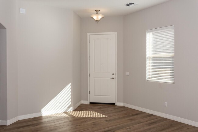 Foto del edificio - 6157 Livingston Loop