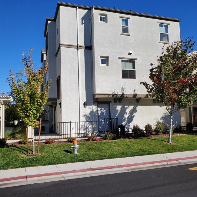 2658 Cleat Ln Unit 16, Sacramento, CA 95818 Condo for Rent in