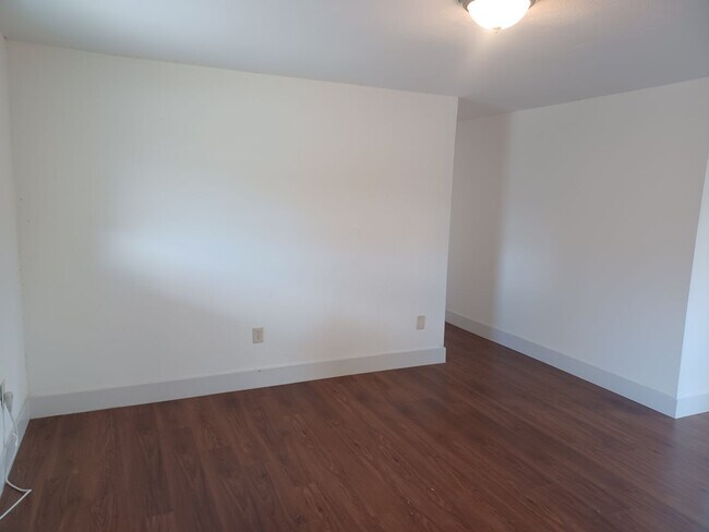 Foto del edificio - $500 OFF FIRST MONTHS RENT, COMING SOON REMODELED 3 Bedroom /1 Bathroom LARGE FENCED YARD