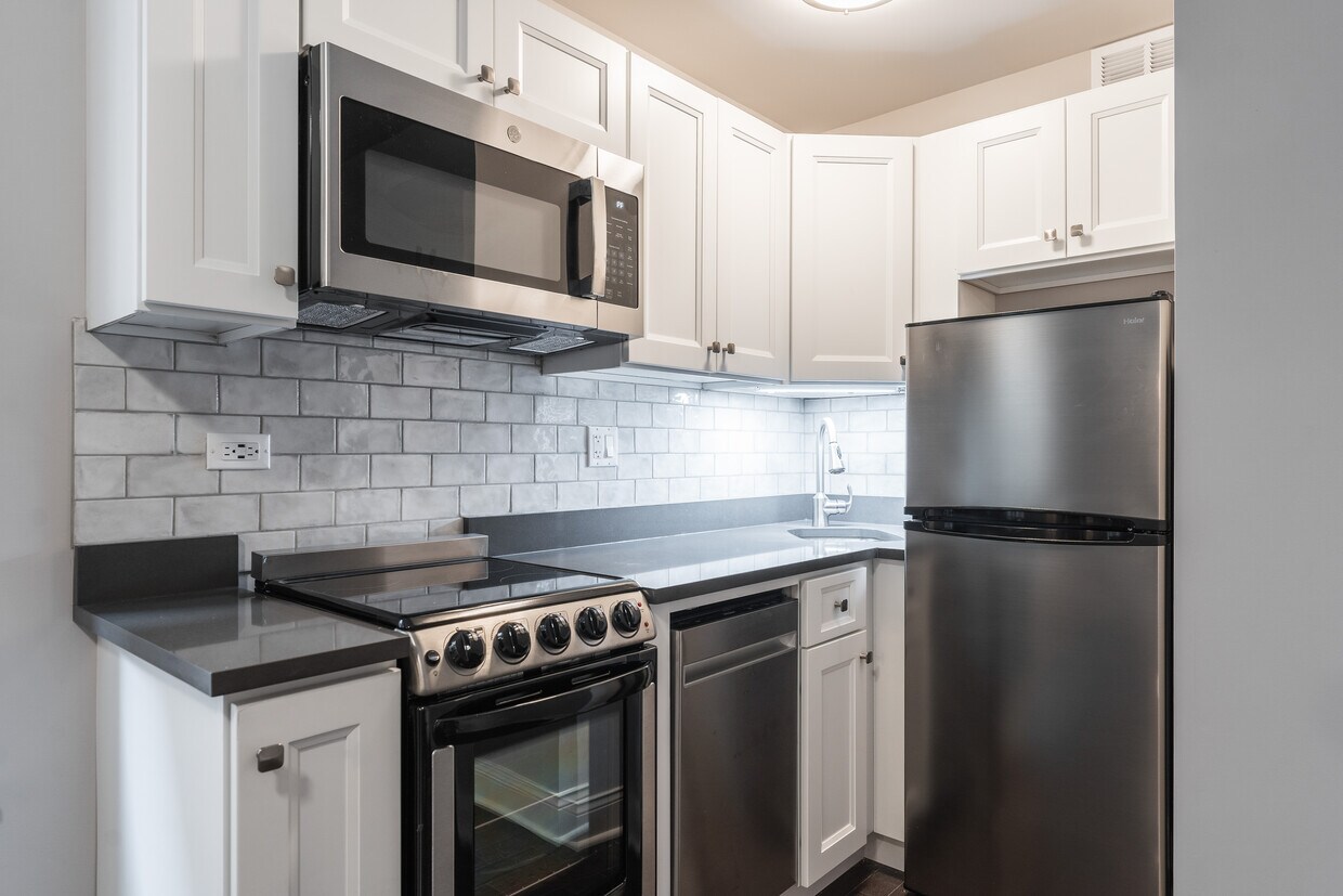 Foto principal - 641 W Wrightwood Ave